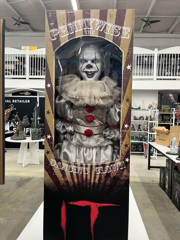 PRE - ORDER: Trick Or Treat Studios IT - Pennywise Premium Scale Statue - collectorzown